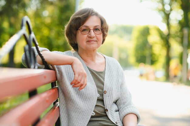 Retrato de una mujer mayor feliz en el parque de verano