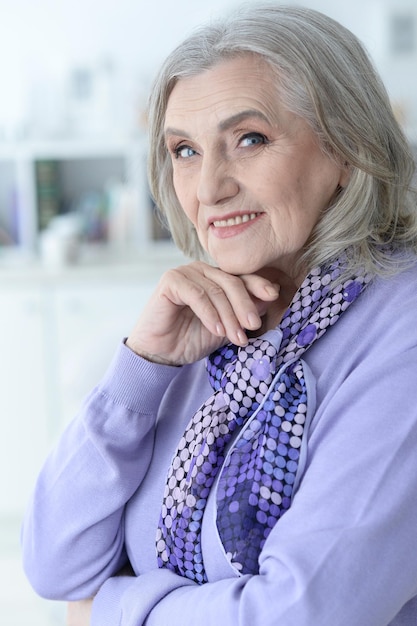 Foto retrato de una mujer mayor feliz posando