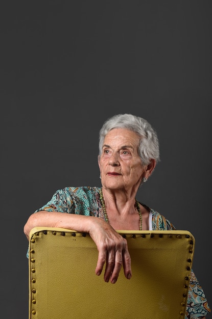 Retrato de una mujer mayor con fondo gris