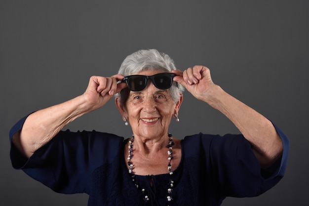 Retrato de una mujer mayor con gafas en la frente