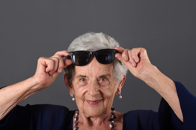Retrato de una mujer mayor con gafas en la frente