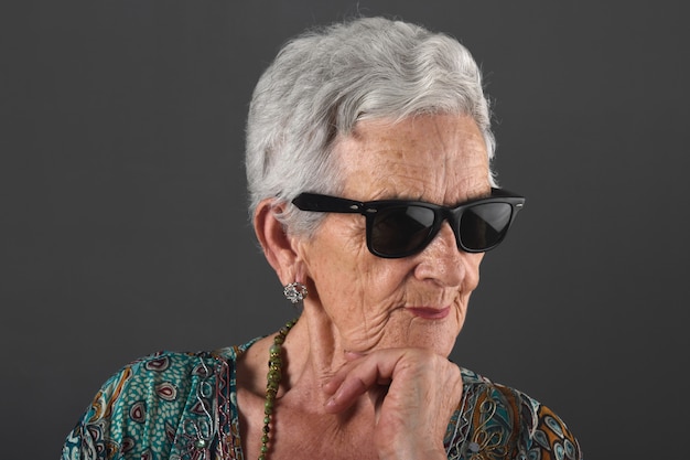 Retrato de una mujer mayor con gafas de sol