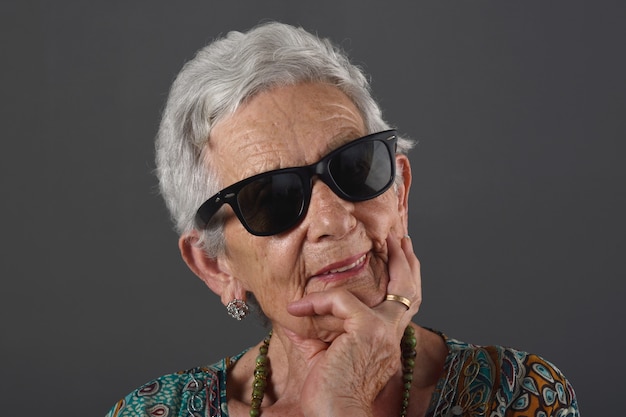 Retrato de una mujer mayor con gafas
