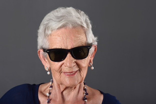 Retrato de una mujer mayor con gafas