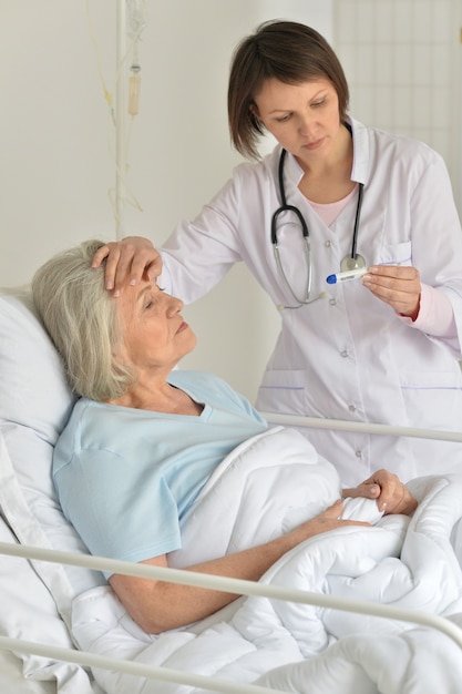 Retrato de mujer mayor en el hospital con el cuidado médico