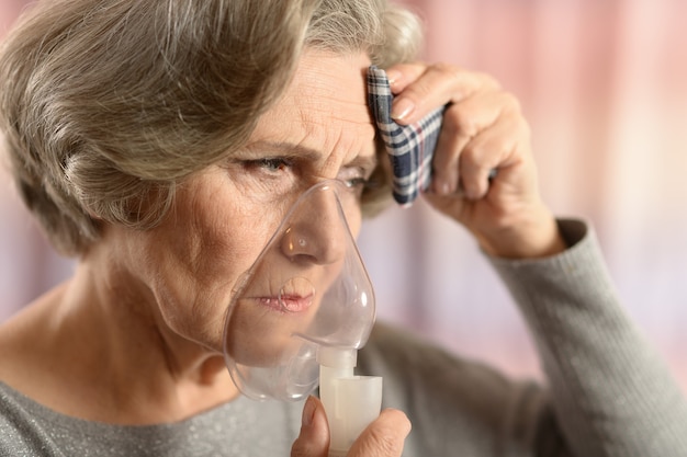 Retrato, de, un, mujer mayor, con, inhalador