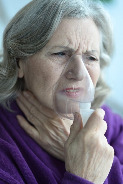 Retrato, de, un, mujer mayor, con, inhalador