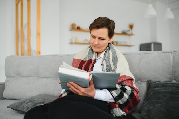 retrato, de, mujer mayor, libro de lectura