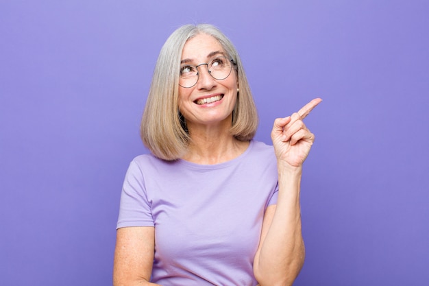 Retrato de una mujer mayor mirando hacia los lados