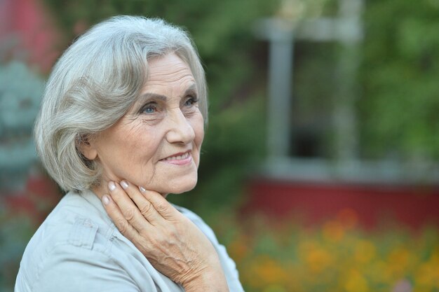 Retrato de una mujer mayor en el parque de verano