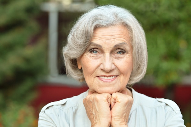 Retrato de una mujer mayor en el parque de verano