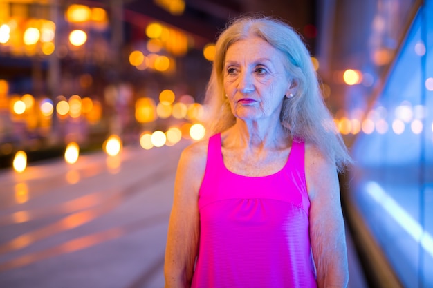 Retrato, de, mujer mayor, pensamiento, aire libre, por la noche