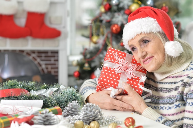 Retrato de mujer mayor preparándose para la Navidad