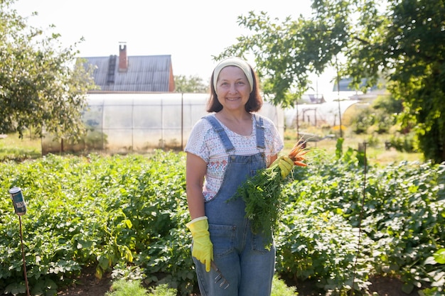 Retrato de una mujer mayor que trabaja en el jardín en verano Aficiones para el concepto de personas mayores