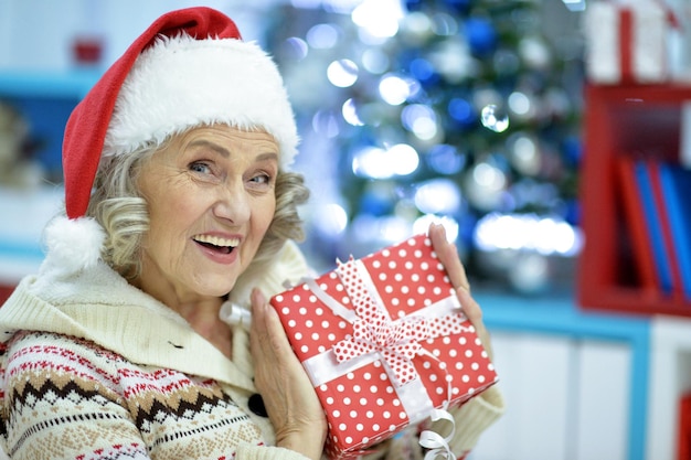 retrato, de, mujer mayor, con, regalo de navidad