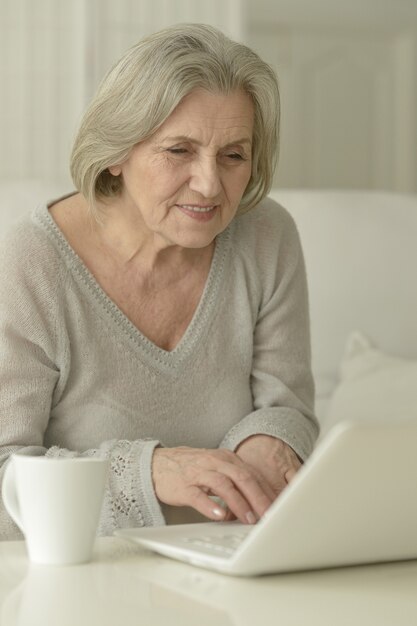 Retrato, de, un, mujer mayor, retrato, con, computador portatil