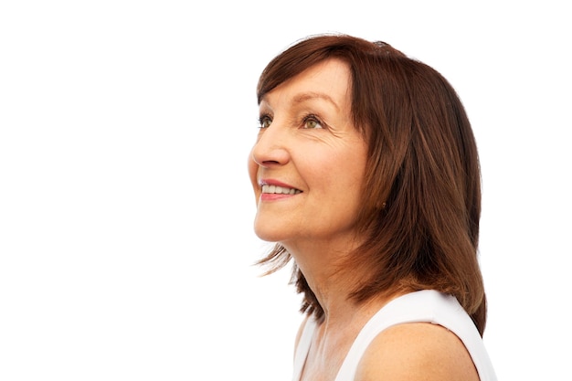 retrato de una mujer mayor sonriente sobre blanco