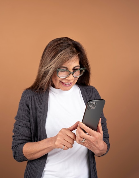 Foto retrato de mujer mayor con su smartphone