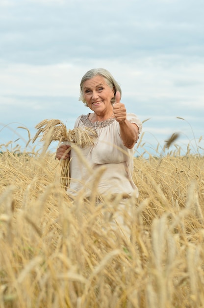 Retrato, de, mujer mayor, en, verano, campo, con, pulgar arriba