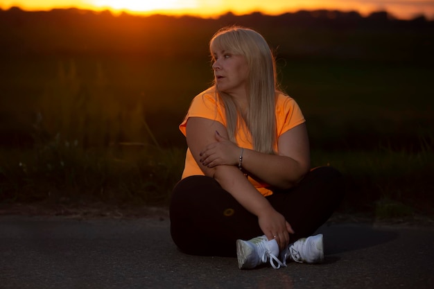 Retrato mujer de mediana edad en un chándal posando para la cámara relajante