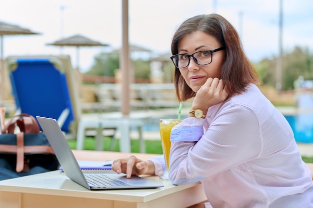 Retrato de una mujer de mediana edad que confía en los negocios mirando a la cámara