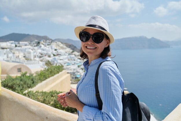 Retrato de mujer de mediana edad viajando en crucero de lujo en el Mediterráneo