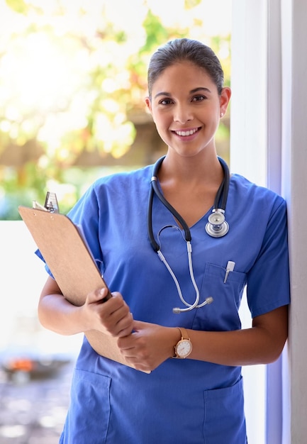 Retrato de mujer y médico con clipboard al aire libre para lista de control de recetas médicas e información del paciente Sonrisa del trabajador de la salud y documento para el informe de datos de horario de tratamiento en la clínica