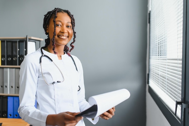 Foto retrato de mujer médico en el hospital