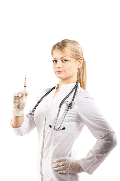 Retrato de mujer médico con una jeringa sobre fondo blanco.