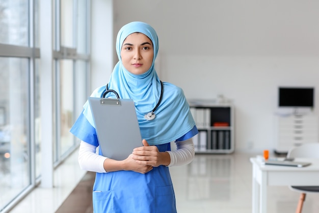 Retrato de mujer médico musulmana en la clínica