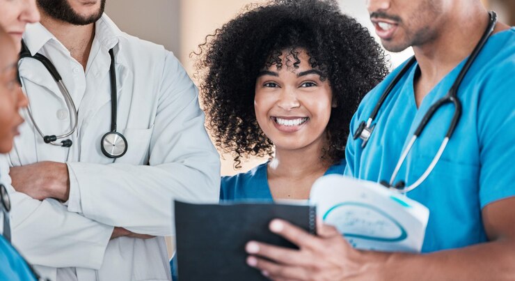 Foto retrato de una mujer y médicos en una reunión con colaboración para la conversación de atención médica y la planificación de la cirugía juntos la cara y la sonrisa de la enfermera del personal de la clínica para el trabajo en equipo breve de la mañana y charla médica