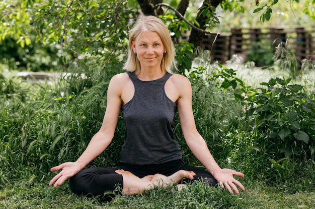 Retrato de mujer y meditación al aire libre