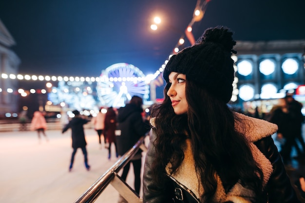 Retrato de mujer en un mercado navideño decorado con linternas