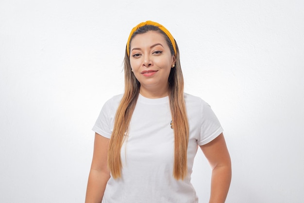 retrato, de, un, mujer mexicana, llevando, un, camisa blanca, retrato, de, persona, aislado, con, fondo blanco