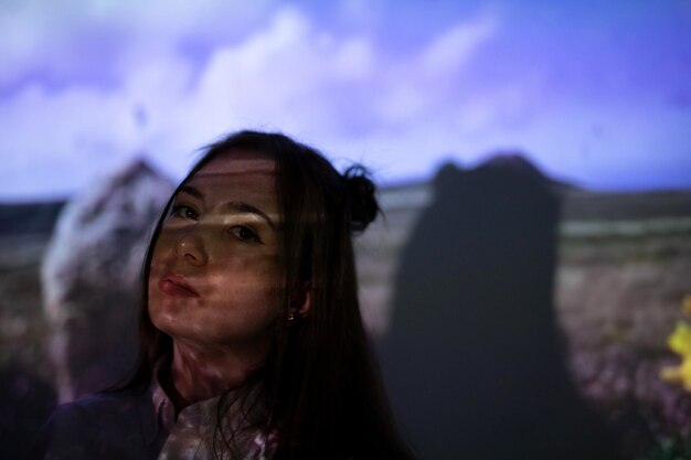 Foto retrato de una mujer mirando hacia el cielo