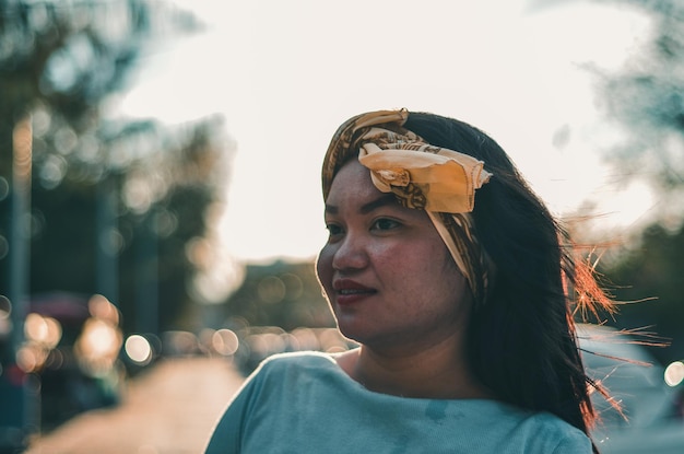 Foto retrato de una mujer mirando hacia el cielo