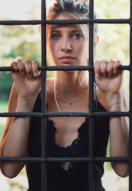 Foto retrato de una mujer mirando por la ventana