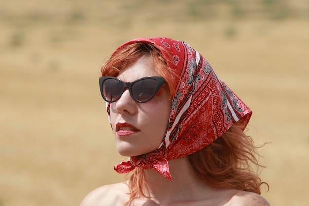 Retrato de mujer de moda al aire libre con gafas de sol