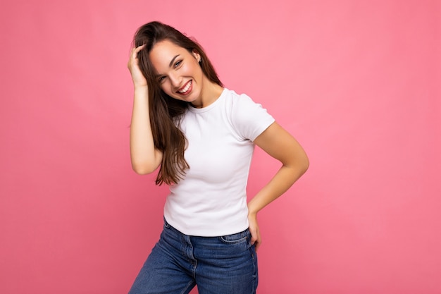 Retrato de mujer de moda alegre positiva en camiseta casual