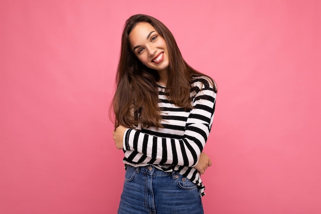 Retrato de mujer de moda alegre positiva en ropa casual aislado en rosa