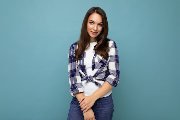 Retrato de mujer de moda alegre positiva en traje hipster aislado sobre fondo azul con