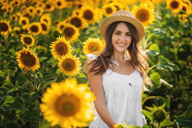 Retrato de mujer de moda. Campo de girasol. Verano