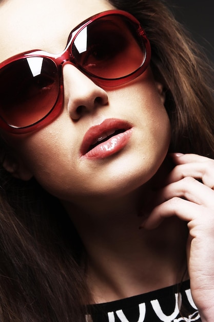 Retrato de mujer de moda con gafas de sol