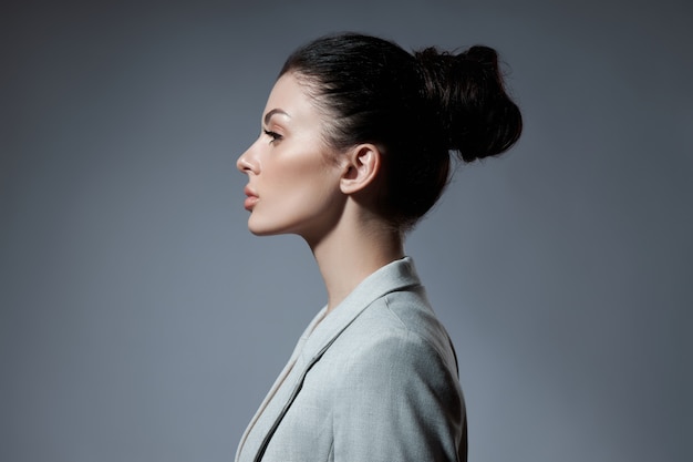 Foto retrato de una mujer de moda con un mechón de pelo.