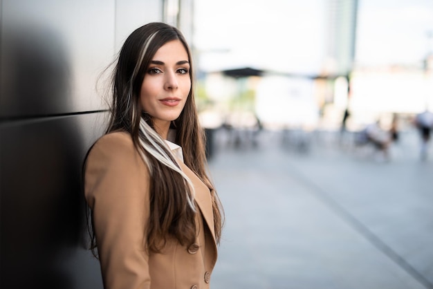 Retrato de mujer de moda en una plaza de la ciudad