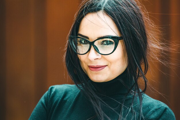 Foto retrato de mujer modelo de moda con gafas