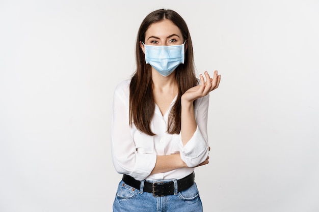 Retrato de una mujer moderna hermosa y elegante con mascarilla médica durante la pandemia de covid...