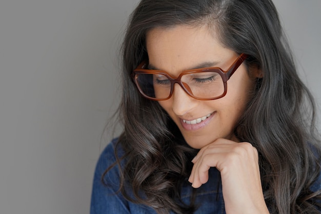 Retrato de mujer morena atractiva con lentes