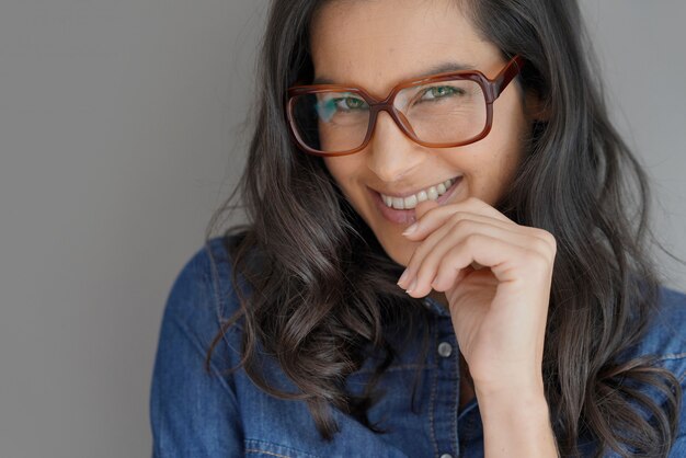 Retrato de mujer morena atractiva con lentes