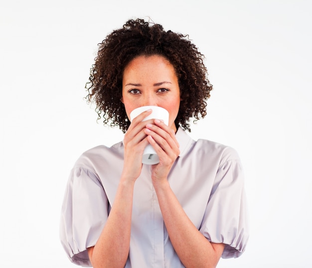 Retrato de una mujer morena bebiendo una taza de café